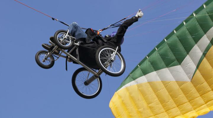 Paralotniarz z niepełnosprawnością (fot. Fundacja PODAJ DALEJ)