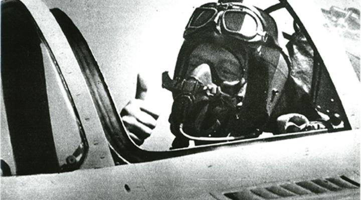 Pilot za sterami samolotu (fot. WIML)