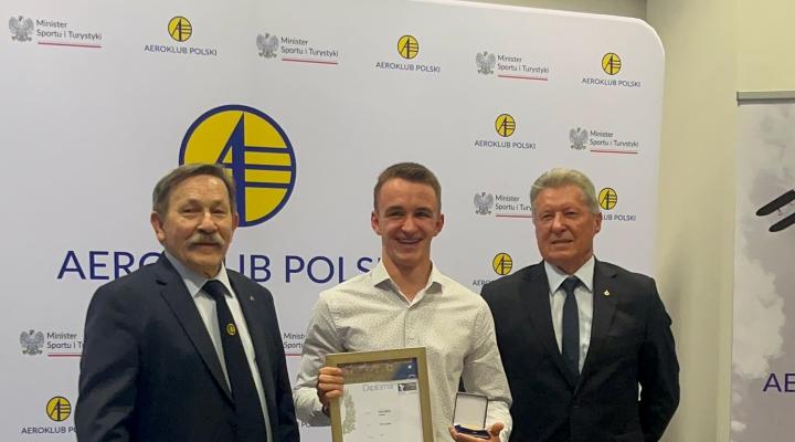 Piotr Bryja - wyróżnienie FAI (fot. Aeroklub Nowy Targ)