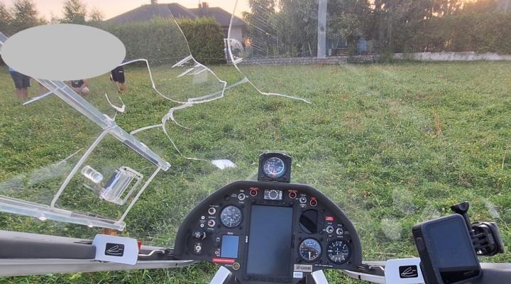 Rozbite oszklenie osłony kabiny szybowca Diana 4E (fot. PKBWL)