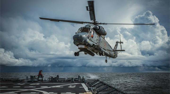SH-2G ląduje na lądowisku fregaty (fot. bsmt Michał Pietrzak)