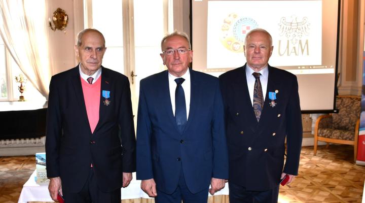 Seniorzy lotnictwa zasłużeni dla Wielkopolski odznaczeni (fot. UM Województwa Wielkopolskiego)