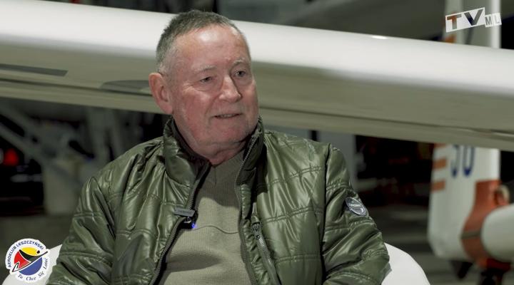  Tomasz Krok w hangarze w Lesznie (fot. Aeroklub Leszczyński)