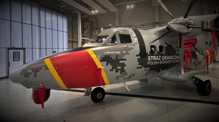 Turbolet L-410 Straży Granicznej w hangarze (fot. Straż Graniczna)