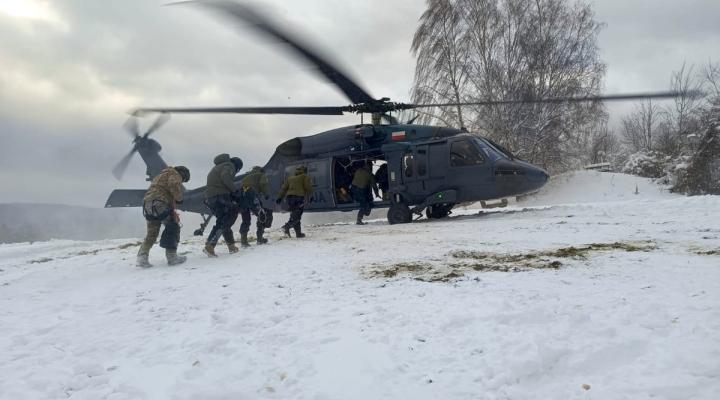Ćwiczenia kontrterrorystów nad Soliną z udziałem śmigłowca S-70i Black Hawk (fot. Policja)