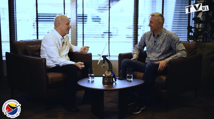 Adam Czeladzki i Łukasz Grass w salonie prezydenckim Lotniska Chopina w Warszawie (fot. kadr z filmu na youtube.com)