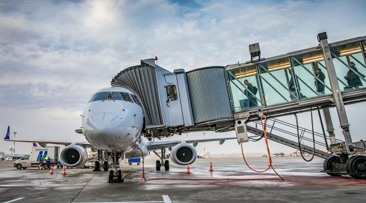 Lotnisko Chopina - samolot przy rękawie (fot. Lotnisko Chopina)