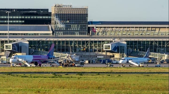 Lotnisko Chopina - samoloty na płycie przed terminalem (fot. Piotr Bożyk)