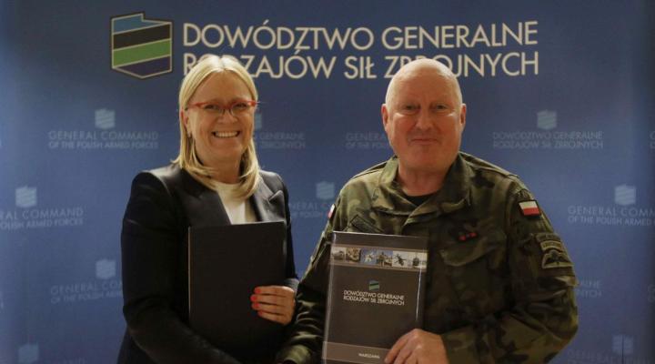 Magdalena Jaworska-Maćkowiak, Prezes PAŻP i gen. Marek Sokołowski, Dowódca Generalny RSZ (fot. PAŻP)