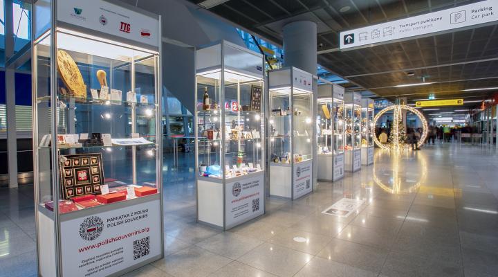 Pamiątka z Polski - wystawa promująca rodzime wzornictwo na Lotnisku Chopina (fot. Polskie Porty Lotnicze)
