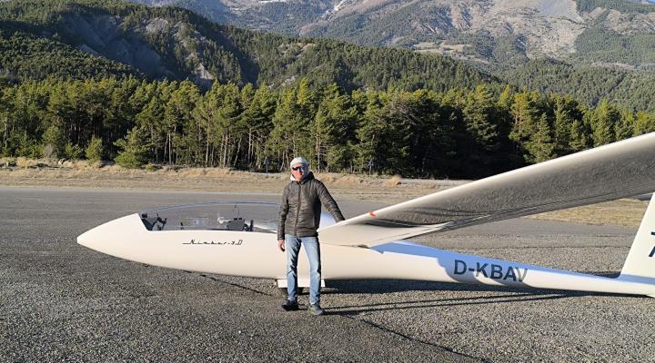 Paweł Wojciechowski przed szybowcem (fot. Aeroklub Leszczyński)