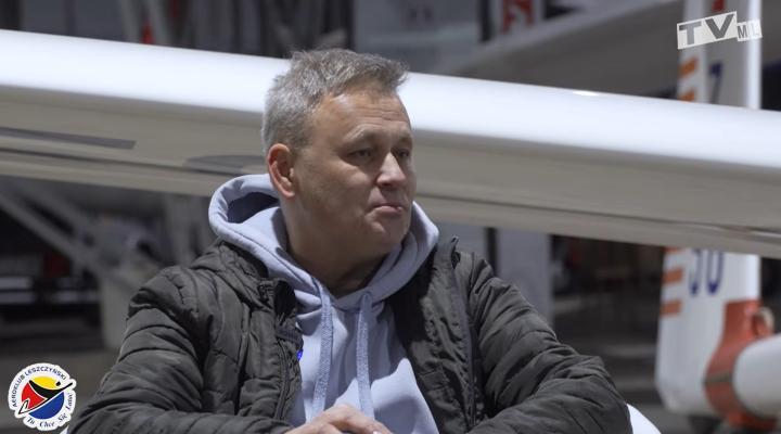 Paweł Wojciechowski w hangarze w Lesznie (fot. Aeroklub Leszczyński)