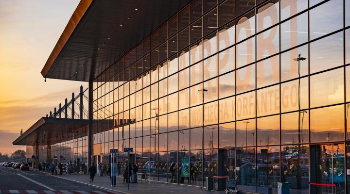 Port Lotniczy Katowice - terminal o wschodzie słońca (fot. Piotr Adamczyk)
