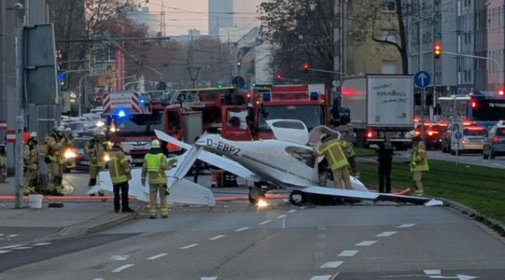 Przymusowe lądowanie samolotu w centrum Mannheim w Niemczech, fot. Aviation24_7