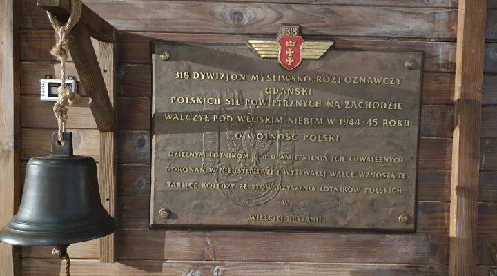 ablica pamiątkowa 318 Dywizjony Myśliwsko-Rozpoznawczego Gdańskiego, fot. Józef Krzywonos
