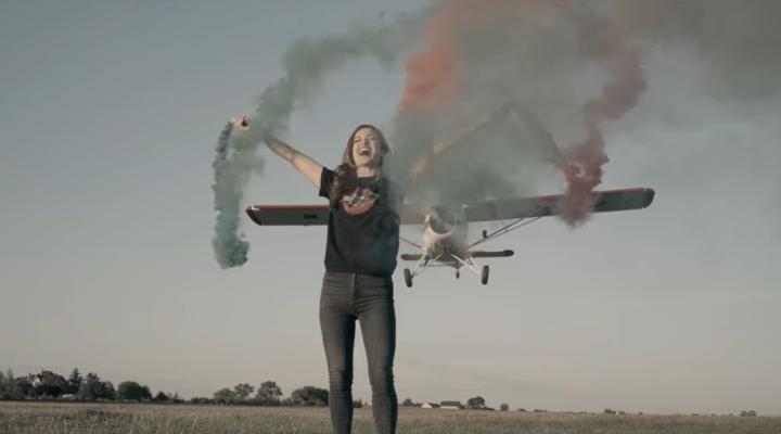 Wokalistka i samolot pilotowany przez Sławomira Jędrzejczaka (fot. kadr z filmu na youtube.com)