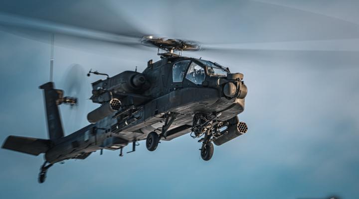 AH-64D Apache w locie (fot. 56. Baza Lotnicza)