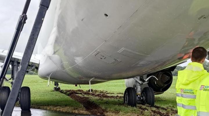 B737-800 zjechał z pasa startowego (fot. Karpacki OSG)