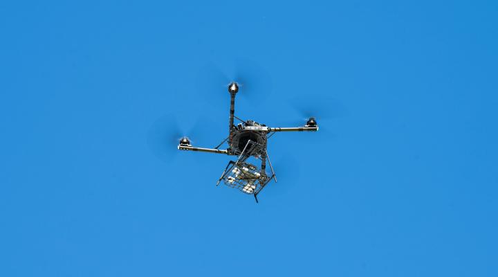 Dron Alta-X przenosi specjalnie skonstruowany ładunek symulujący środowisko bezzałogowych statków powietrznych na potrzeby testów nowego systemu blockchain (fot. NASA, Brandon Torres Navarette)