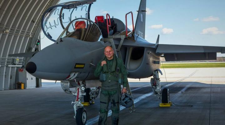 Gen. bryg. pil. Waldemar Gołębiowski przed samolotem M-346 Bielik (fot. 4 Skrzydło Lotnictwa Szkolnego)