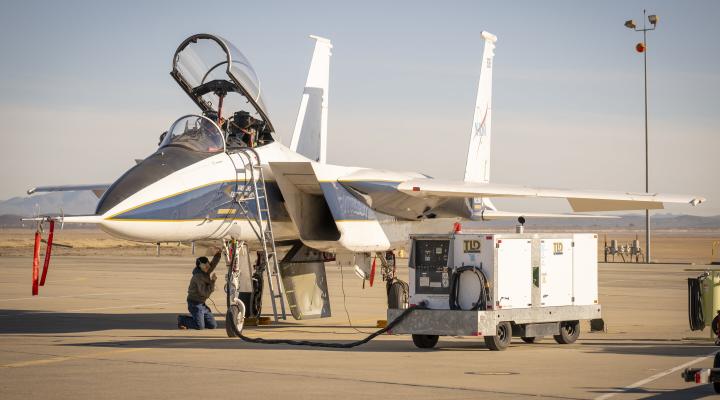 Obsługa naziemna NASA przygotowuje samolot badawczy F-15 i testowy model CATNLF (fot. NASA, Christopher LC Clark)