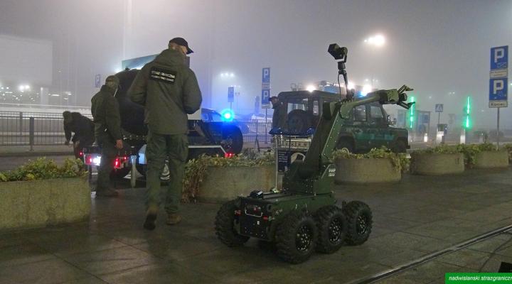 Robot pirotechniczny, obok stoi funkcjonariusz Grupy Interwencji Specjalnych, fot. NSG
