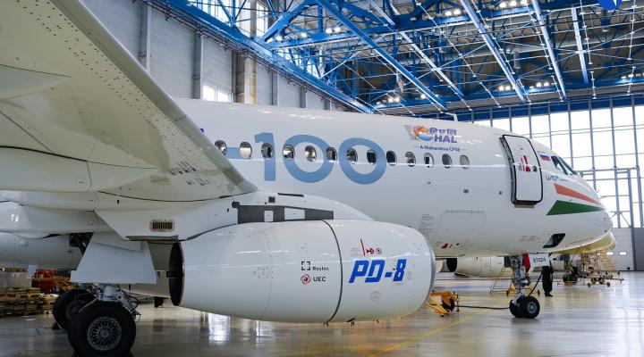 Superjet 100 w hangarze (fot. UAC)