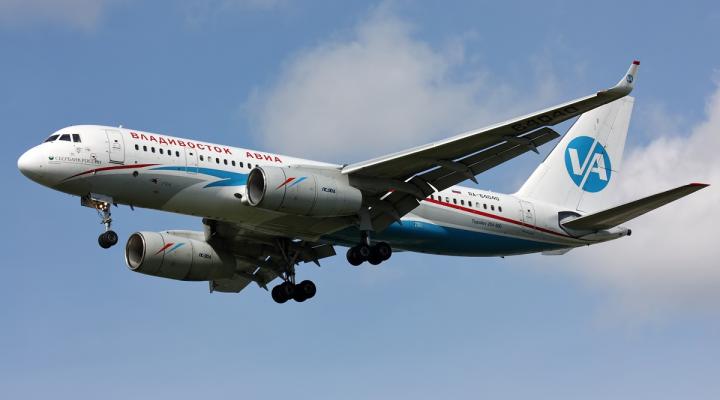 Tu-204-300 należący do Vladivostok Air w locie (fot. Igor Dvurekov, CC BY-SA 3.0, Wikimedia Commons)