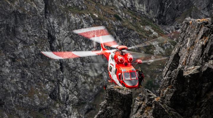 W-3 A Sokół TOPR w locie w górach (fot. J.Korlatowicz, TOPR)