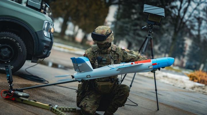 WARMATE 3 - dron przygotowywany przez żołnierza (fot. st. szer. Robert Gradowski)