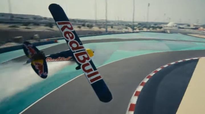 Łukasz Czepiela w niskim przelocie nad torem Bahrain International Circuit, fot. kadr YouTube