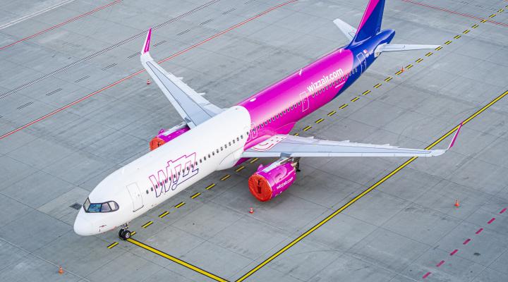 A321neo linii Wizz Air na płycie lotniska w Katowicach - widok z góry (fot. Piotr Adamczyk)