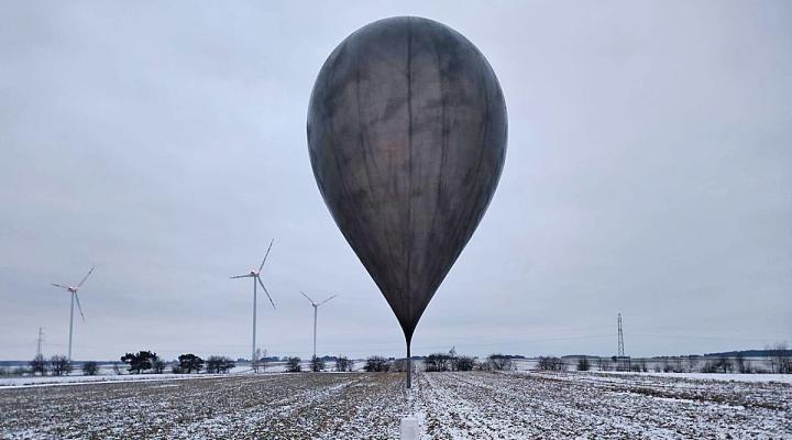 Balon meteorologiczny z podczepionym pakunkiem z papierosami (fot. Nadbużański OSG)