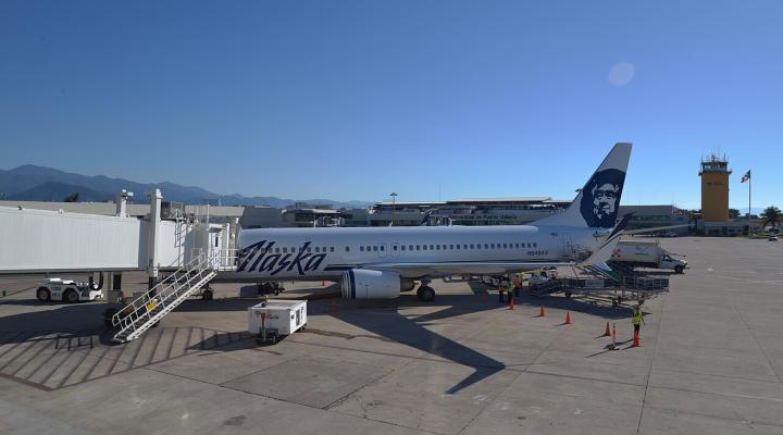 Boeing 737 linii Alaska Airlines na lotnisku Puerto Vallarta (fot. Jeat1993, CC BY-SA 4.0, Wikimedia Commons)