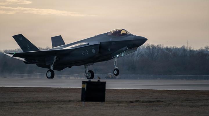 F-35 na pasie startowym bazy lotniczej w Ebbing (fot. Tech. Sgt. Patricia Teare, 188th Wing)