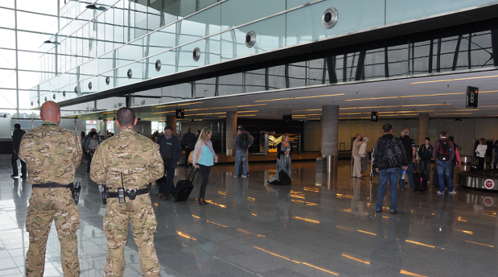 Funkcjonariusze Zespołu Interwencji Specjalnych Straży Granicznej na wrocławskim lotnisku (fot. Nadodrzański OSG)