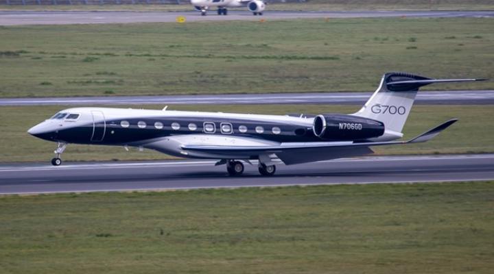 G700 na pasie startowym (fot. Piotr Bożyk)