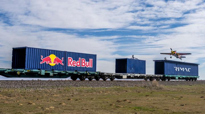 Lądowanie samolotu na kontenerze jadącego pociągu, fot. avweb