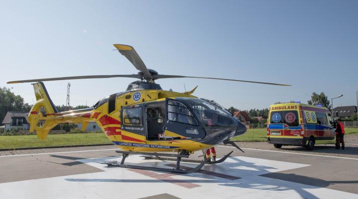 Lądowisko Wojewódzkiego Szpitala Specjalistycznego w Słupsku i śmigłowiec LPR (fot. Wojewódzki Szpital Specjalistyczny im. J. Korczaka w Słupsku, Facebook)