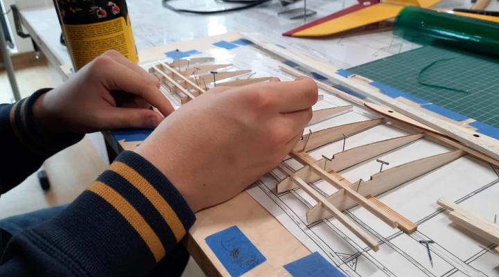 Modelarz buduje skrzydło (fot. Komisja Modelarska AP)