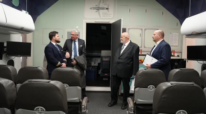 Porozunienie Kraków Airport i Okręgowej Izby Lekarskiej w Krakowie w zakresie edukacji medycznej związanej z podróżą lotniczą (fot. Kraków Airport)