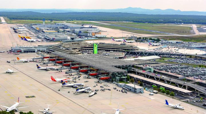 Port lotniczy Kolonia-Bonn - widok z góry (fot. Flughafen Köln-Bonn GmbH, CC BY-SA 4.0, Wikimedia Commons)