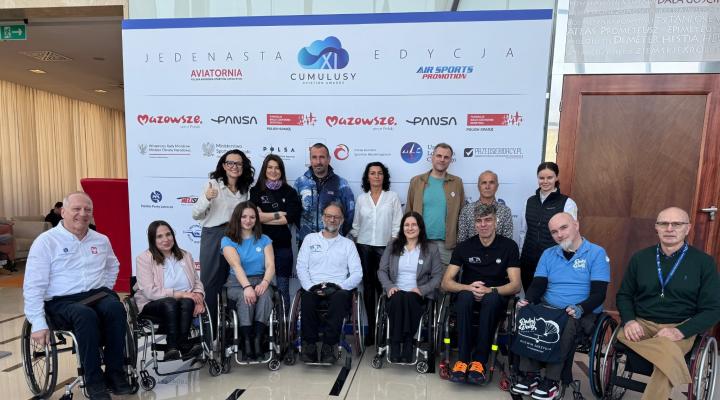 Reprezentacja paralotniarzy i szybowników z Fundacji PODAJ DALEJ na gali Cumulusów (fot. Fundacja PODAJ DALEJ)