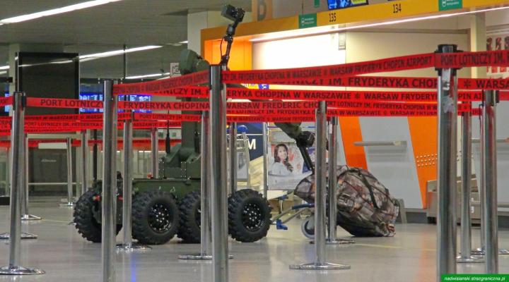 Rozpoznanie pirotechniczne na Lotnisku Chopina (fot. Nadwiślański OSG)