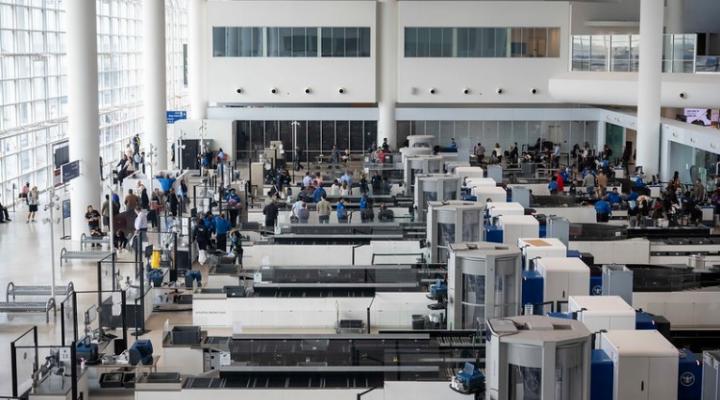 Stanowiska kontroli pasażerów na lotnisku przez funkcjonariuszy TSA (fot. Transportation Security Administration - TSA, Facebook)