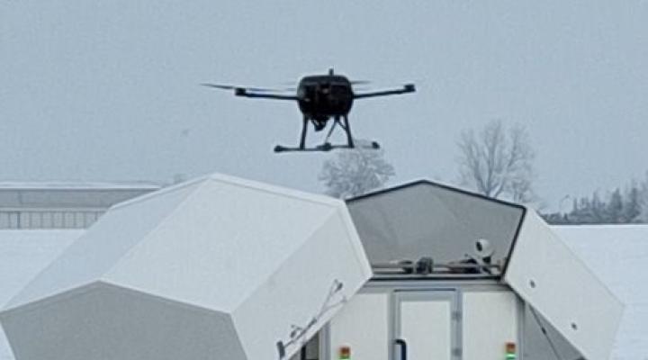 Testy bezzałogowego statku powietrznego na lotnisku w Przasnyszu (fot. oblot.pw.edu.pl)