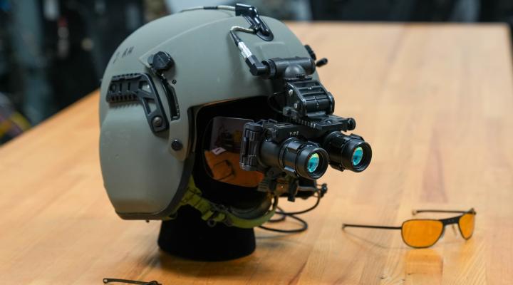Trzy urządzenia z sześciu produktów ochrony wzroku z rodziny Block 3 dla załóg samolotów (fot. U.S. Air Force, Lauren Boggs)