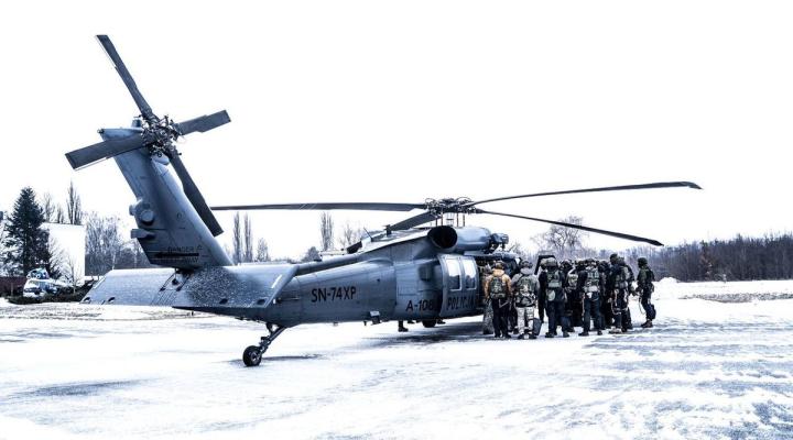 Wspólne ćwiczenia służb z udziałem śmigłowca Black Hawk (fot. KWP w Łodzi)
