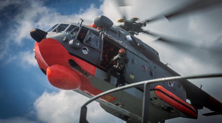 Śmigłowiec Mi-14PŁ/R z BLMW podczas akcji ratowniczej (fot. st. chor. szt. mar. Arkadiusz Dwulatek)