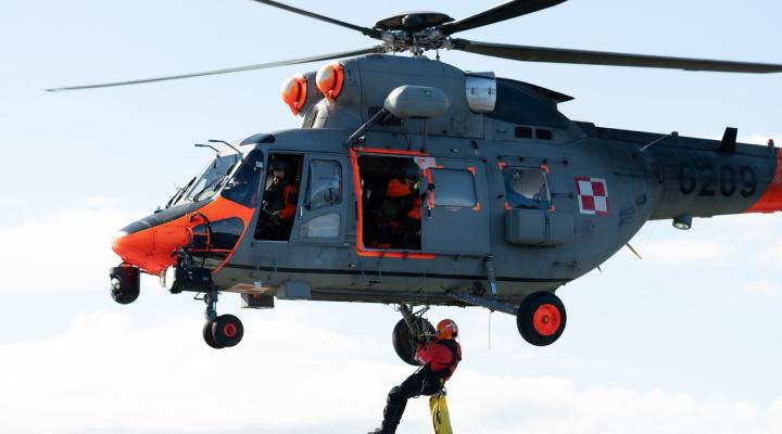 Śmigłowiec W-3WARM podczas akcji ratowniczej (fot. COM-DKM)